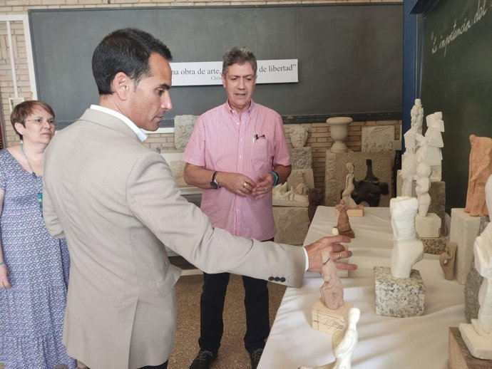 Archivo - Francisco José Solano en una visita a una escuela de arte.