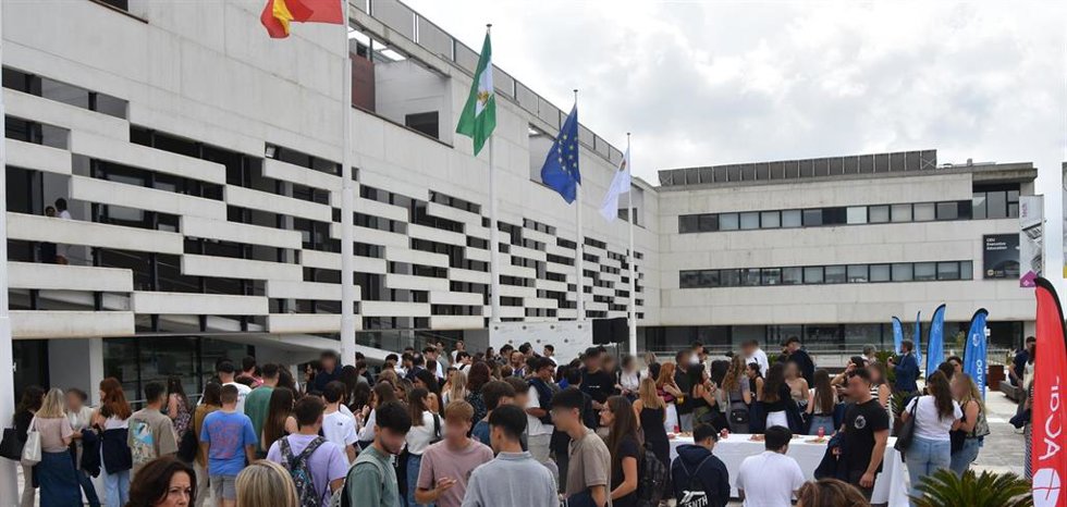 Alumnos del Centro de Estudios Profesionales CEU en el exterior de las instalaciones.