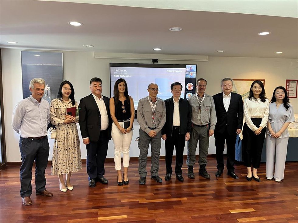 El presidente de CNAF, ZHOU Qiang, junto con otros miembros de la compañía estatal china, y representantes de Airbus y Airbus China han visitado las instalaciones del Parque Energético La Rábida de Cepsa.