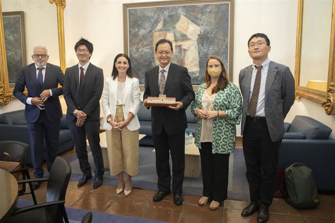 La vicepresidenta segunda y delegada de Presidencia de la Diputación de Córdoba, Marta Siles, y la responsable de Desarrollo Tecnológico y Transformación Digital, Sara Alguacil, en la recepción al embajador de Japón en España, Takahiro Nakamae.
