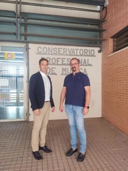 El delegado de Desarrollo Educativo y Formación Profesional de la Junta en Huelva, Carlos Soriano, durante su visita al Conservatorio Profesional de Música Javier Perianes