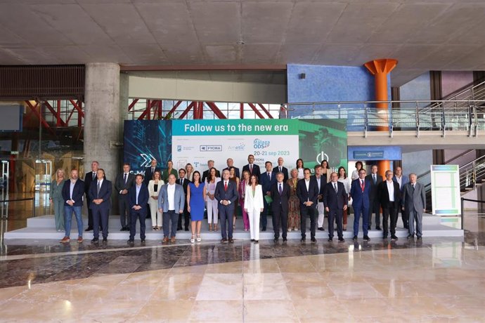 Foto de familia en la inauguración de Greencities, Inteligencia y Sostenibilidad Urbana, y S-Moving, Movilidad Inteligente y Sostenible 2023, en Fycma.