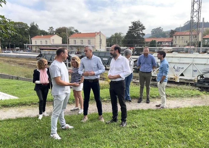 Pablo Zuloaga y José Luis Urraca junto a la estación de Barreda