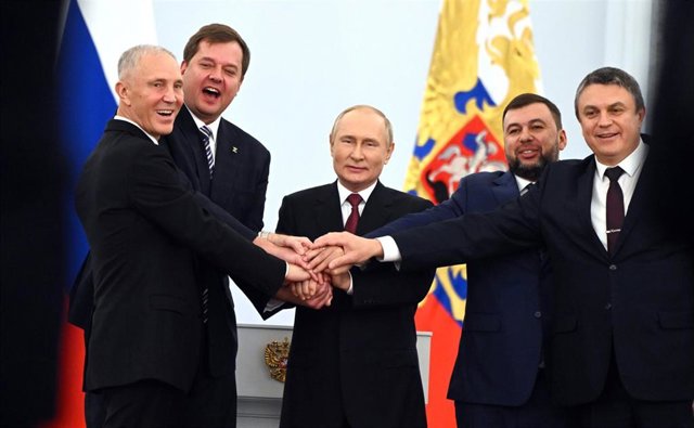 Archivo - El presidente de Rusia, Vladimir Putin, junto a los gobernadores impuestos por Moscú en Donetsk, Jersón, Lugansk y Zaporiyia, las regiones ucranianas anexadas en septiembre de 2022