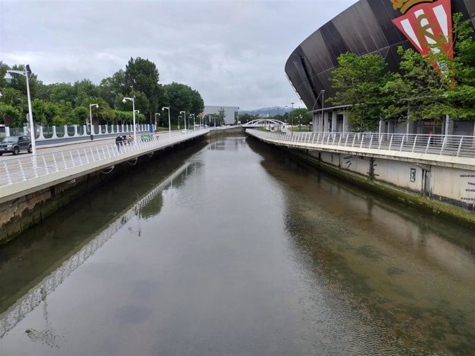 Río Piles, a su paso frente al estadio de El Molinón, en Gijón.