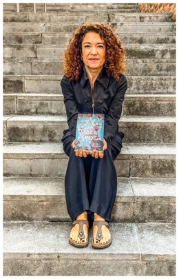 La escritora navarra Estela Chocarro posa con su última novela, 'La mala esposa', premio García Pavón de novela policíaca en 2023.