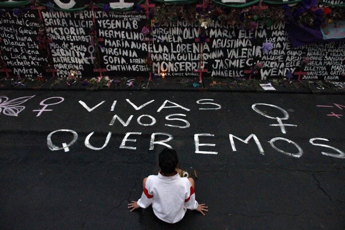 Archivo - Una concentración feminista contra el feminicidio en México