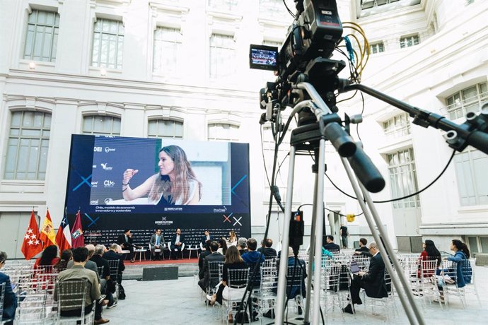 La directora de desarrollo de Negocio y RRII de Europa Press, Candelas Martín de Cabiedes en una pantalla durante la inauguración de Madrid Platform 2023, en el Palacio de Cibeles, a 20 de septiembre de 2023, en Madrid (España). 