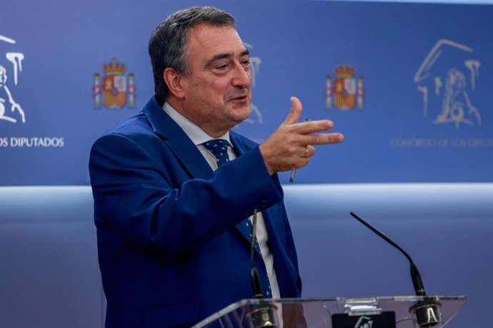 El portavoz del PNV en el Congreso, Aitor Esteban, ofrece una rueda de prensa 
