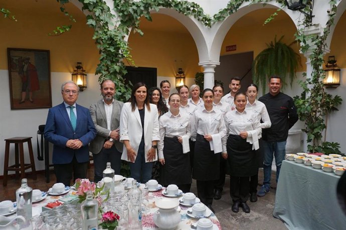 Gálvez (3 izda.) y Díaz con alumnos del curso de 'Servicios de Restaurante'.