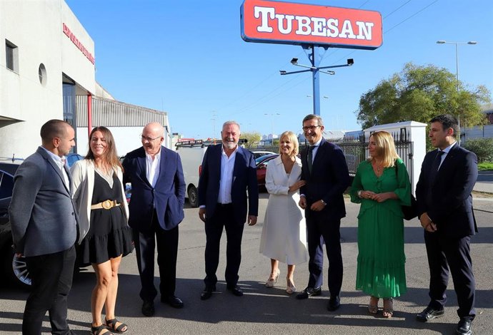 El consejero de Industria, Energía y Minas de la Junta de Andalucía, Jorge Paradela, celebra la adhesión de Jerez a la red de Ciudades Industriales de Andalucía