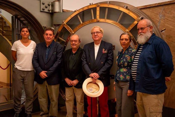 Desde la izda. Ariadna G. García, poeta; Luis García Montero, director del Instituto Cervantes; Ángel Yanguas, sobrino nieto de Luis Cernuda; Antonio de Villena, poeta; y Ana y Luis, sobrinos nietos del poeta de la Generación del 27