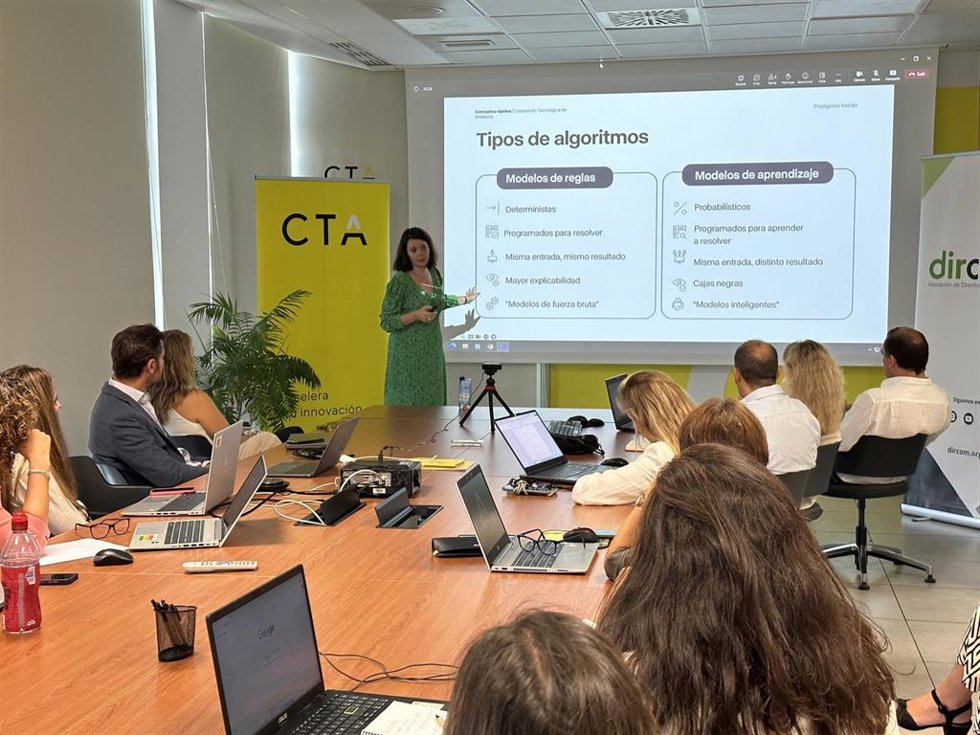 La experta en Inteligencia Artificial Carmen Torrijos durante su intervención en el taller de la CTA.