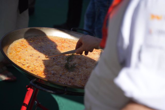 Un home cuina durant el World Paella Day, a la plaça de l'Ajuntament, a 20 de setembre de 2023, a València, Comunitat Valenciana (Espanya). Un dels esdeveniments que tenen lloc en el Dia Internacional de la Paella és la World Paella Day Cup.