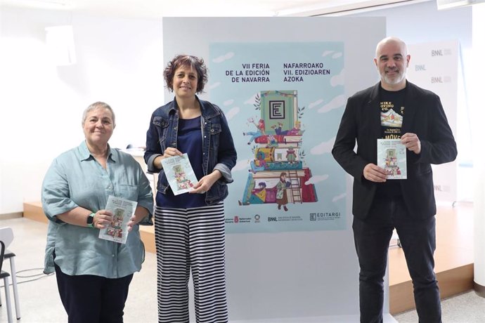 A consejera Esnaola, en el centro, junto a Asún Maestro, directora del Servicio de Bibliotecas, y  Aritz Otazu, presidente de Editargi