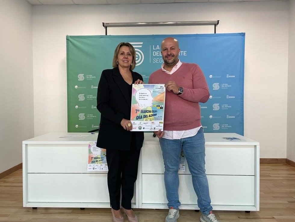El concejal de Deportes, Jesús Garrido, con la gerente de AFA Segovia, Anabel de Pedro.