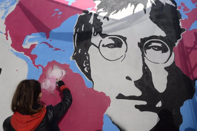 Archivo - Un muro con la cara de John Lennon en Praga