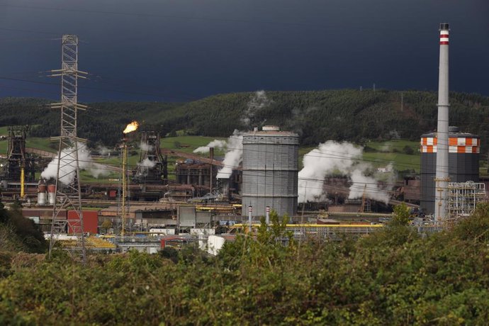 Archivo - Vista de la fábrica de acero de ArcelorMittal en Gijón, Asturias (España). Archivo.