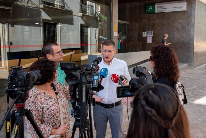 El parlamentario del PSOE de Almería José Luis Sánchez Teruel atiende a los medios frente al CARE Nicolás Salmerón.