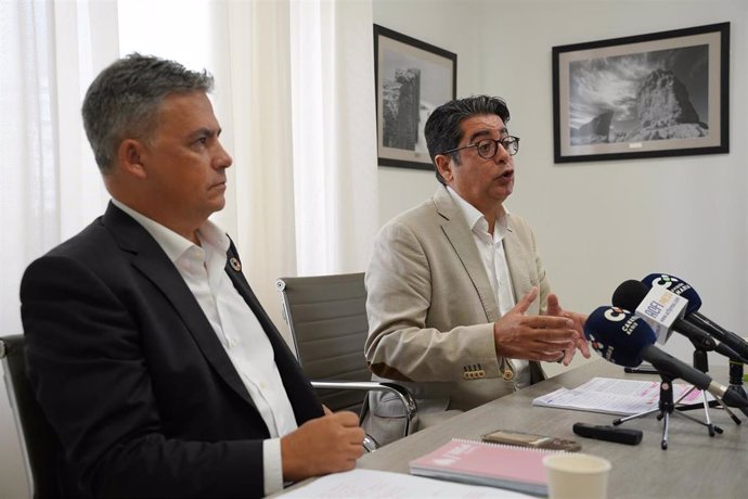 El consejero del Grupo Socialista, Javier Parrilla, y el portavoz en el Cabildo de Tenerife, Pedro Martín, en rueda de prensa