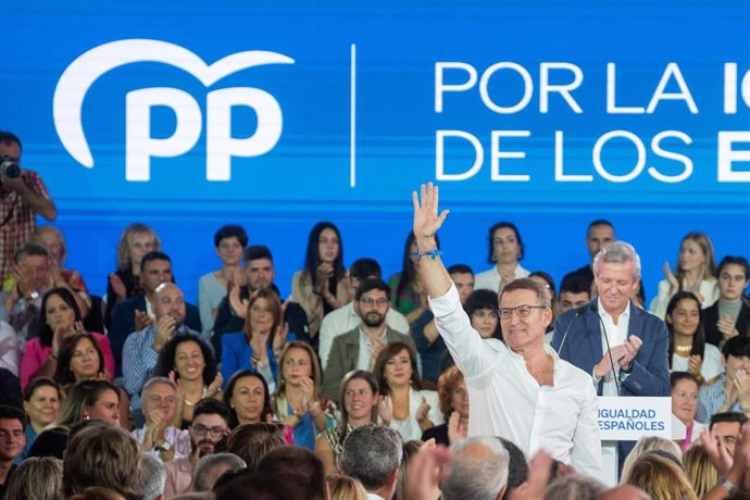 El presidente del Partido Popular y candidato a la presidencia del Gobierno, Alberto Nuñez Feijóo, saluda a los asistentes en un mitin, en el Multiusos Fontes do Sar, a 17 de septiembre de 2023, en Santiago de Compostela, A Coruña, Galicia (España). Est