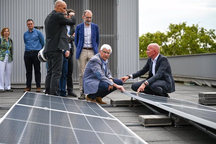 El conseller de Salud, Manel Balcells, y el de Acción Climatica, Alimentación y Agenda Rural, David Mascort, visitan un CAP con placas fotovoltaicas.