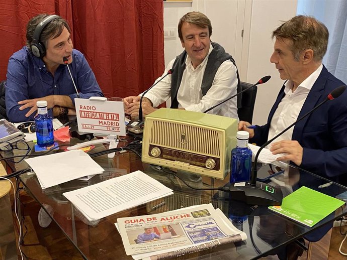 El alcalde de Tres Cantos, Jesús Moreno, en el medio, es entervistado en el inicio de programación de la nueva Radio Intercontinental de Madrid.