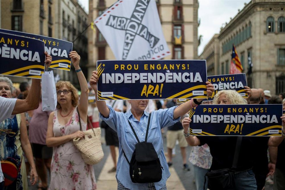 Archivo - Varias personas se manifiestan ante la Generalitat en una protesta convocada por la ANC en una foto de archivo