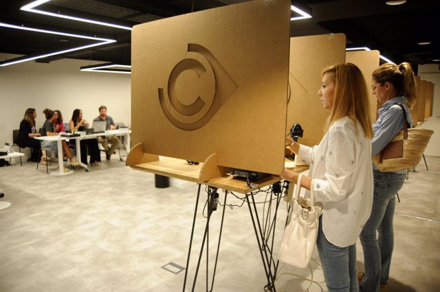 Diverses persones voten de forma presencial, en la Cambra de comerç de Barcelona, a 20 de setembre de 2023, a Barcelona, Catalunya (Espanya). La Cambra de Comerç de Barcelona culmina amb el vot presencial les seves eleccions. El passat 15 de setembre menj