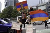 Foto: Armenia.- Cientos de manifestantes se enfrentan con la Policía frente a la residencia del primer ministro armenio