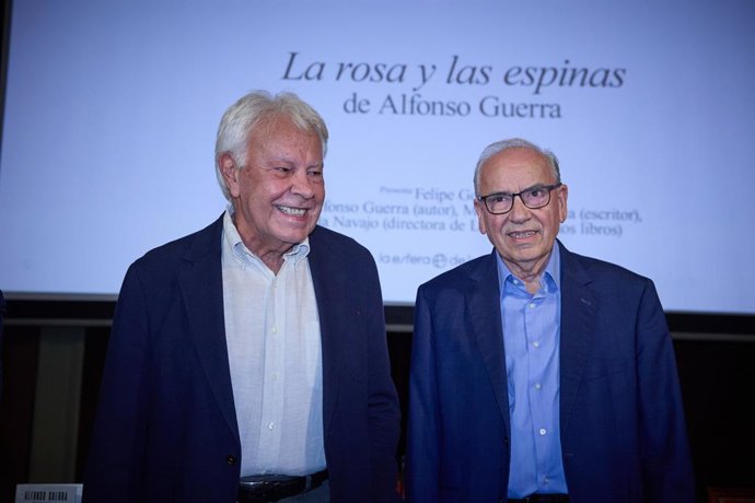 El expresidente del Gobierno, Felipe González (i), y el exvicepresidente del Gobierno, Alfonso Guerra (d), durante la presentación de su nueva obra 'La rosa y las espinas', en el Ateneo de Madrid, a 20 de septiembre de 20213, en Madrid (España). Este li
