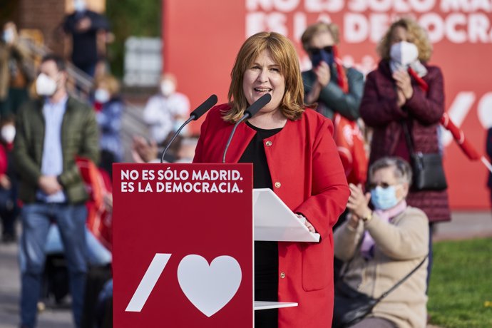 La alcaldesa de Alcorcón, Natalia de Andrés, durante un acto electoral frente al Teatro Buero Vallejo, a 30 de abril de 2021, en Alcorcón