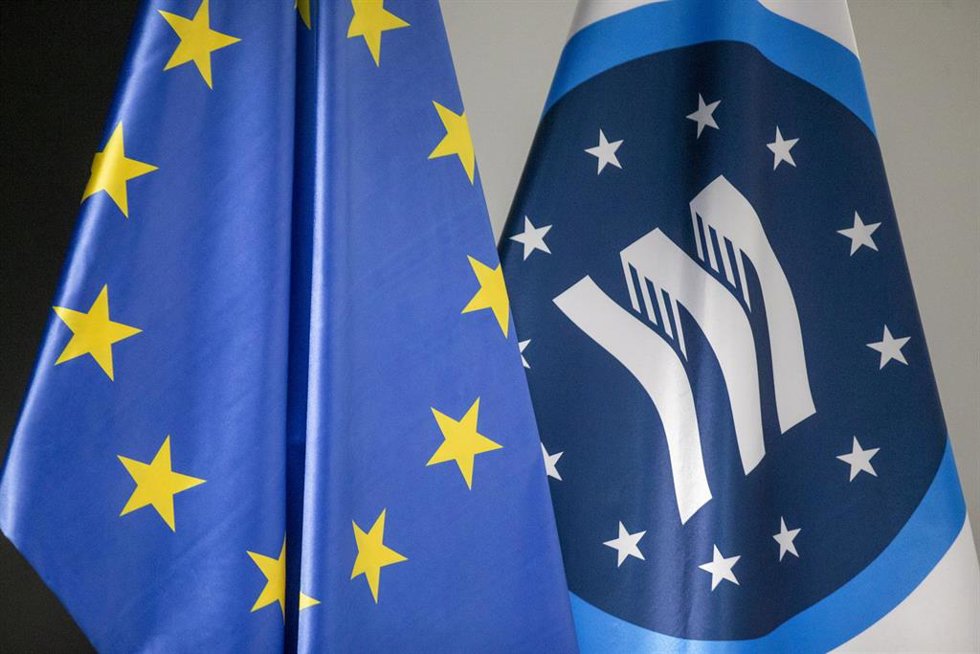 Archivo - Una bandera de la Unión Europea y de la agencia europea de fronteras
