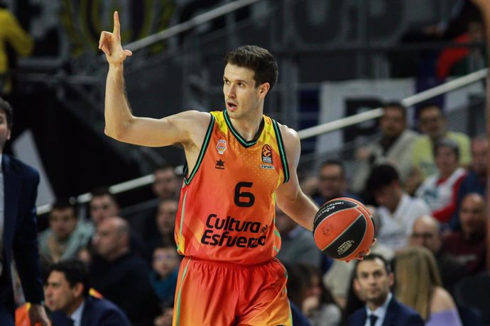 Archivo - Xabi López-Arostegui durante un partido con el Valencia Basket