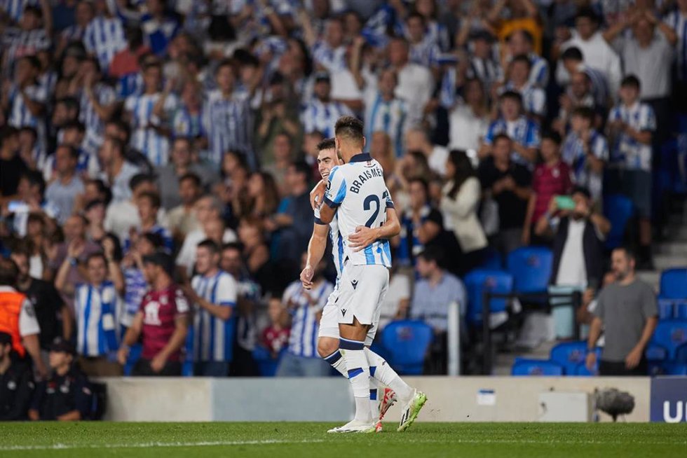 Brais Méndez celebra junto a Ander Barrenetxea el gol de la Real Sociedad ante el Inter en la Champions 2023-2024