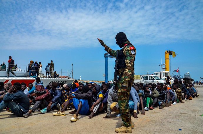 Archivo - La Guardia Marítima de Túnez tras interceptar una embarcación de migrantes en aguas del Mediterráneo