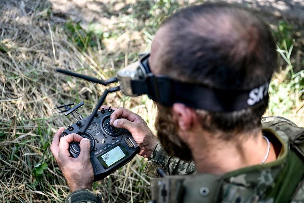 Archivo - Un militar ucraniano operando un dron