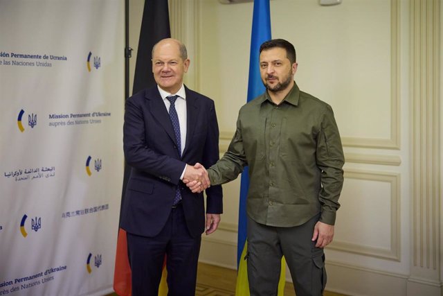 El canciller de Alemania, Olaf Scholz (izquierda), y el presidente de Ucrania, Volodimir Zelenski (derecha)