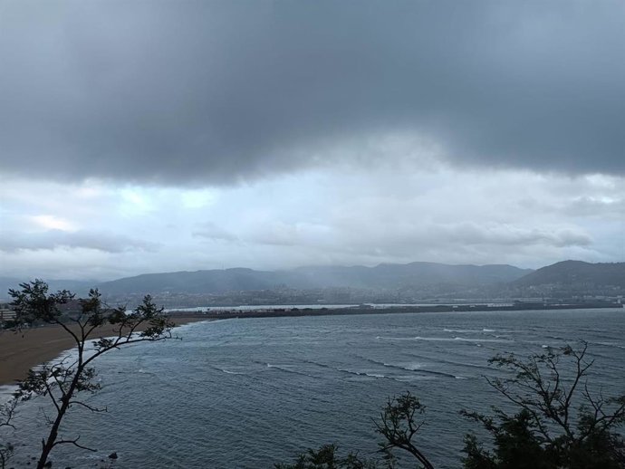 Cielo cubierto en la costa vizcaína
