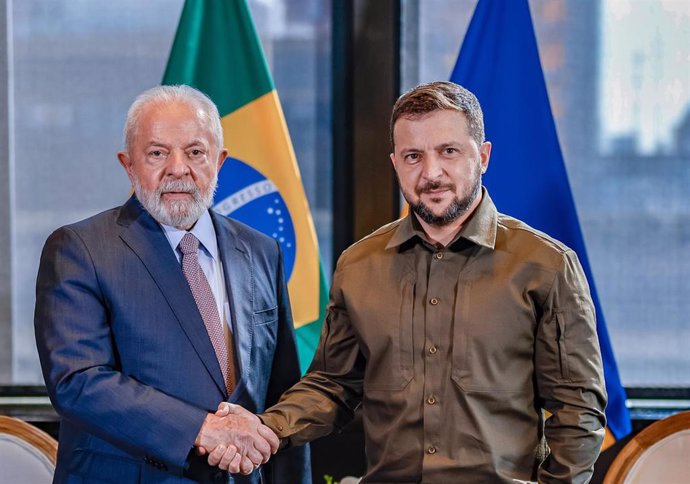 El presidente de Brasil, Luiz Inácio Lula da Silva (i), y el presidente de Ucrania, Volodimir Zelenski (d), durante su reunión en Nueva York (Estados Unidos)