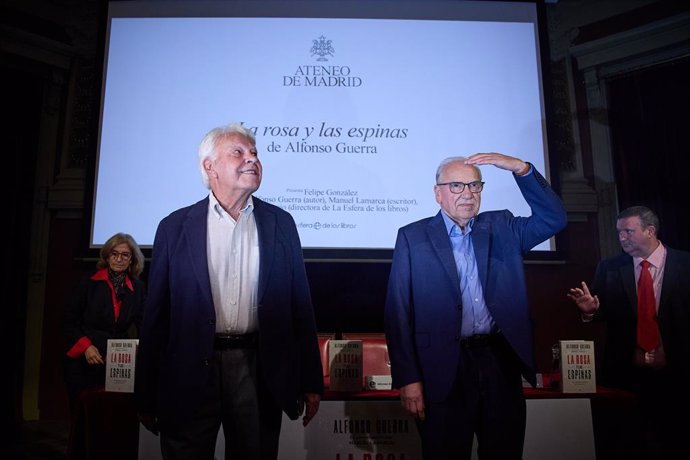 (I-D) La directora general de La Esfera de los Libros, Ymelda Navajo, el expresidente del Gobierno, Felipe González, el exvicepresidente del Gobierno, Alfonso Guerra, y el director y productor del largometraje documental 'Guerra, Alfonso', Manuel Lamarc