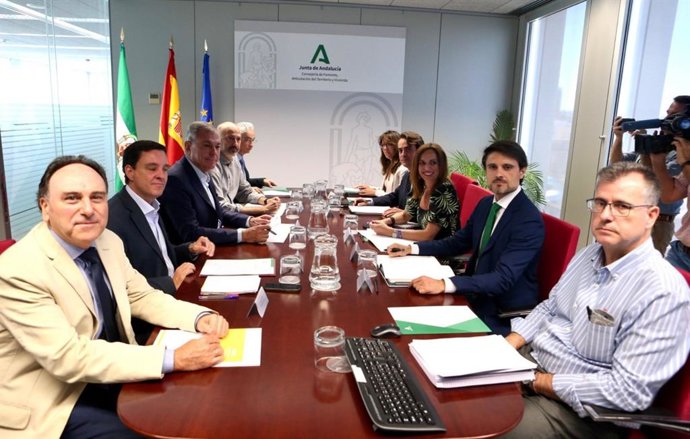 Reunión mantenida por el alcalde de Sevilla, José Luis Sanz, y la consejera de Fomento, Rocío Díaz, en la sede de la Consejería.
