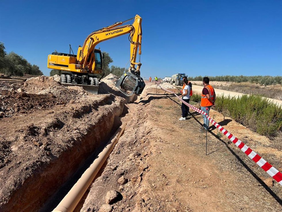 Archivo - Obras de conducción del Plan Écija en el término de Herrera, en Sevilla.