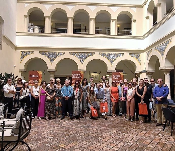 Participación de empresas turísticas sevillanas en un evento de promoción en Extremadura.