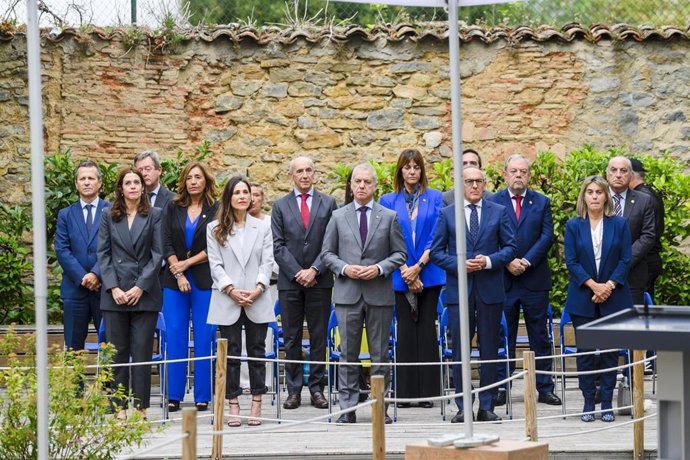 Urkullu ha presidido, por cuarto año consecutivo, el acto de las instituciones vascas en memoria de las víctimas de la covid-19, celebrado en el Parque Sempervirens de Vitoria-Gasteiz