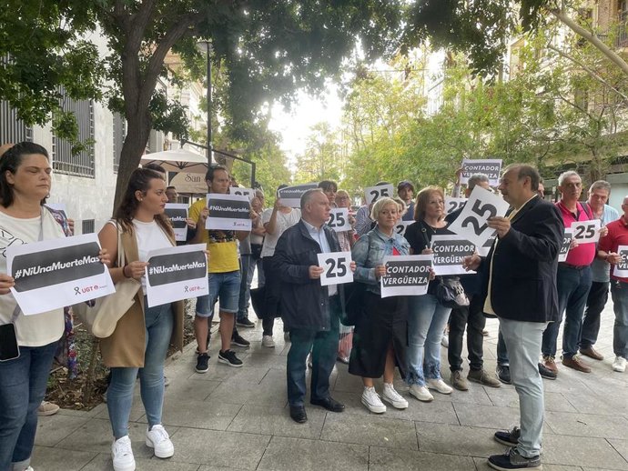 El secretario general de UGT Aragón, José Juan Arceiz, ha participado en la concentración del 'Contador de la vergüenza'.