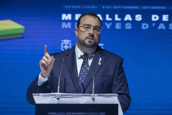 El presidente del Principado, Adrián Barbón, interviene durante el acto de entrega de las medallas de Asturias 2023, en el Auditorio Príncipe Felipe, a 8 de septiembre de 2023, en Oviedo, Asturias (España). 