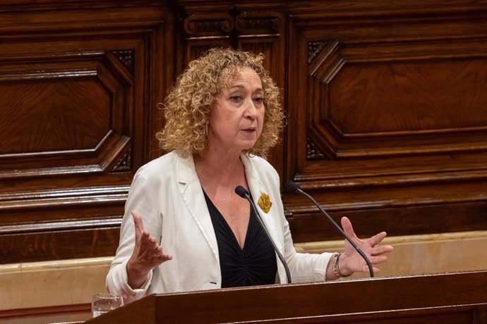 La consellera de Territorio de la Generalitat, Ester Capella, interviene durante una sesión plenaria en el Parlament, a 1 de septiembre de 2023, en Barcelona, Catalunya (España)