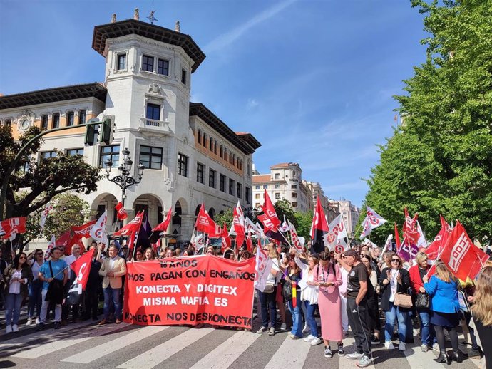 Archivo - Concentración de trabajadores de Digitex el pasado mes de mayo en Santander.