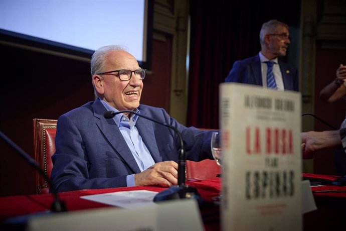 El exvicepresidente del Gobierno, Alfonso Guerra, durante la presentación de su nueva obra 'La rosa y las espinas', en el Ateneo de Madrid, a 20 de septiembre de 20213, en Madrid (España). 